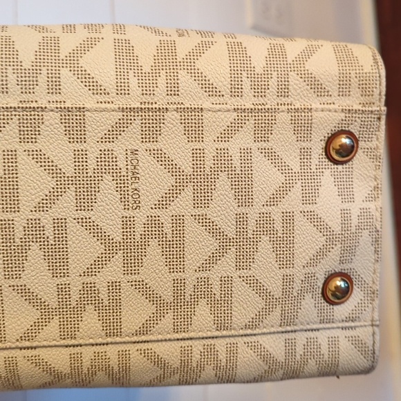 Large Michael Kors hand bag. - Picture 8 of 9